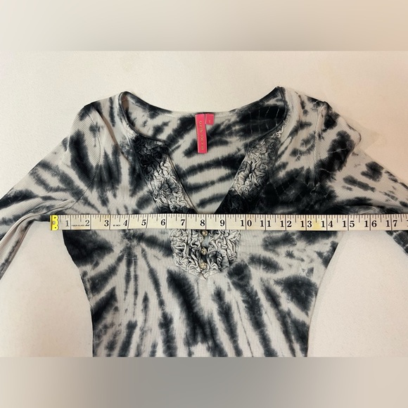 2/$20 - Charlotte Tarantola Black and WhiteTie-Dye Top / Sparkly Buttons - XS - Picture 6 of 7